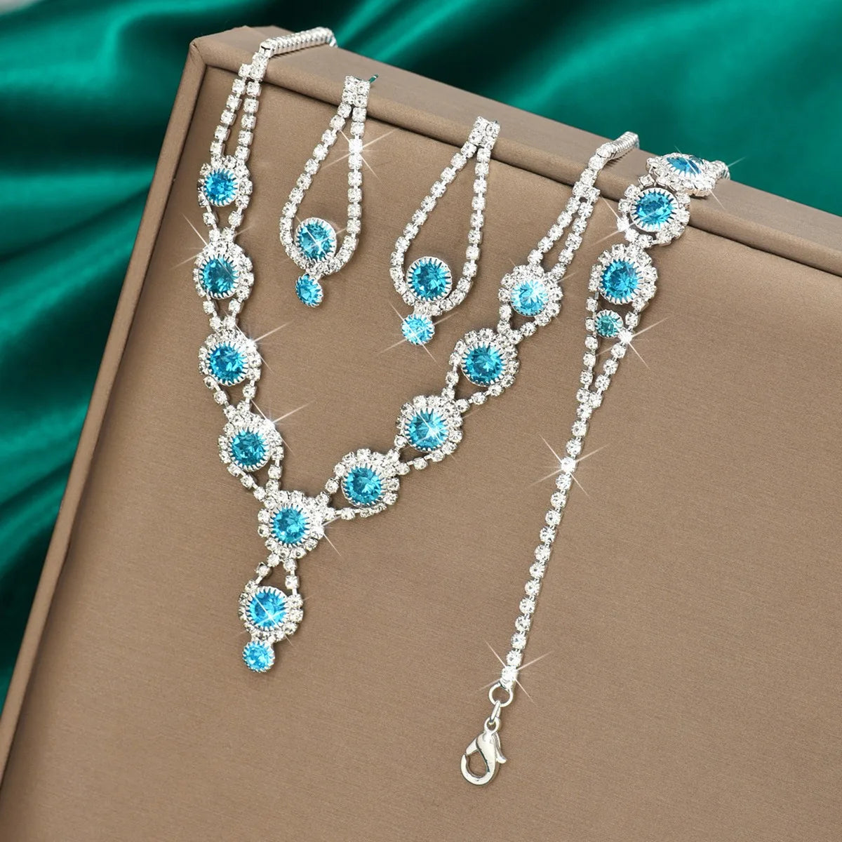 Conjunto de Joias com Strass – Colar, Brincos e Pulseira