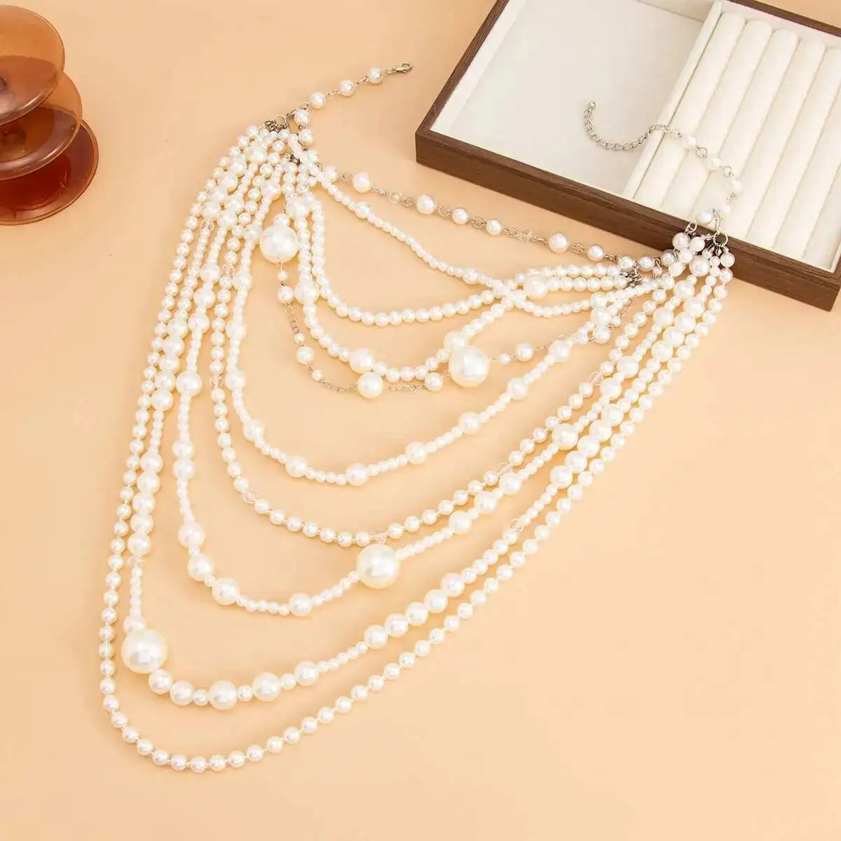 Colar Choker Multicamadas com Pérolas e Franjas