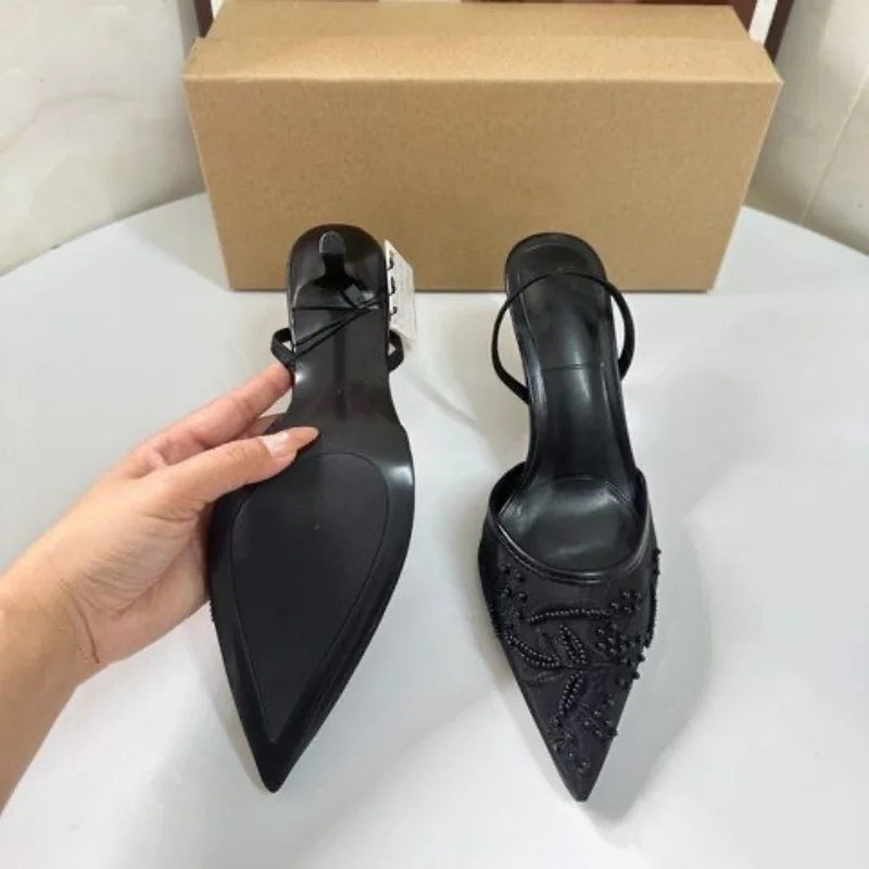 Sapatos Slingback em Malha Bordada