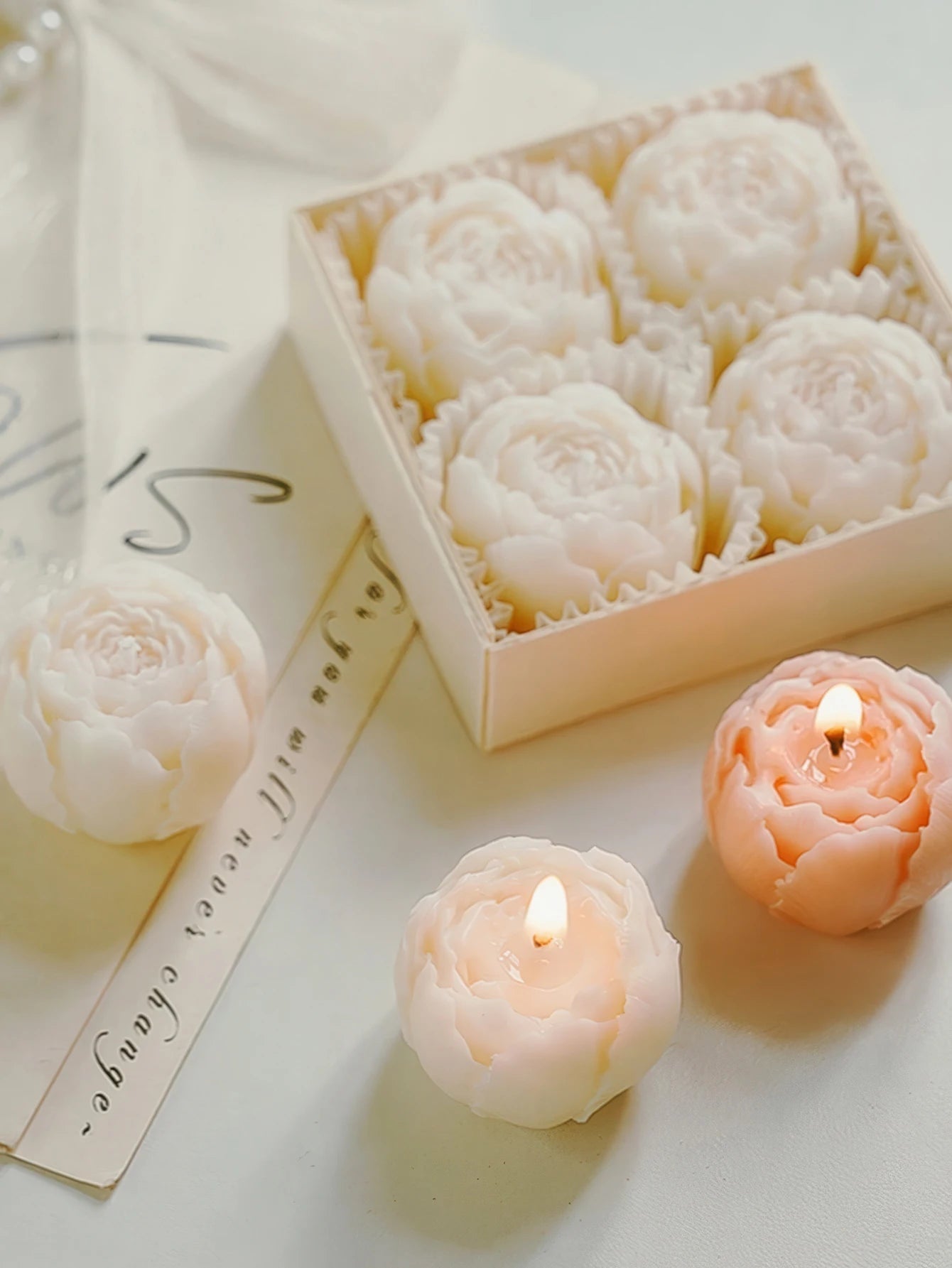 Kit com 4 Velas Artesanais em Forma de Rosa — Caixa Presente