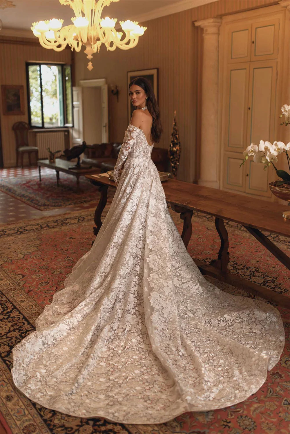 Vestido de Noiva Princesa em Tule com Ombros Descobertos e Aplicações Luxuosas