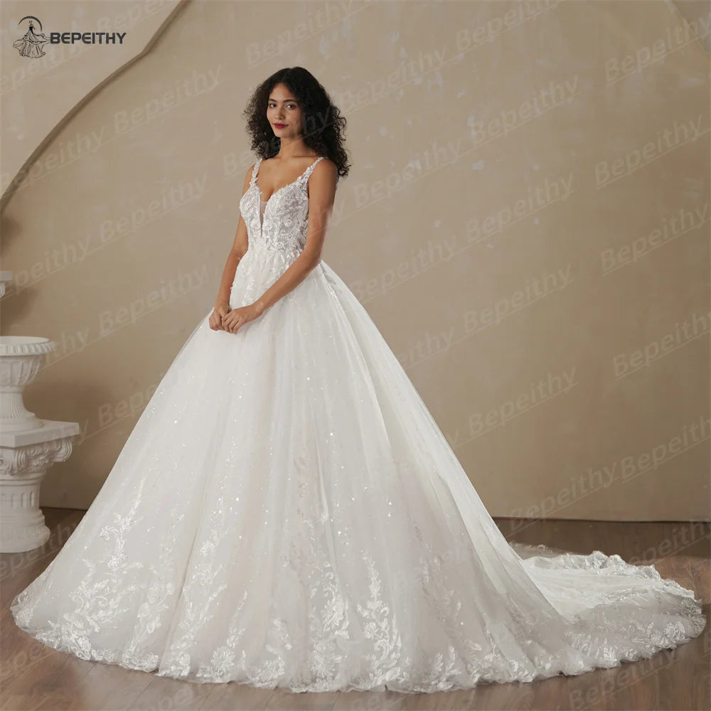 Vestido de Noiva em Renda Brilhante com Decote em V e Costas Baixas