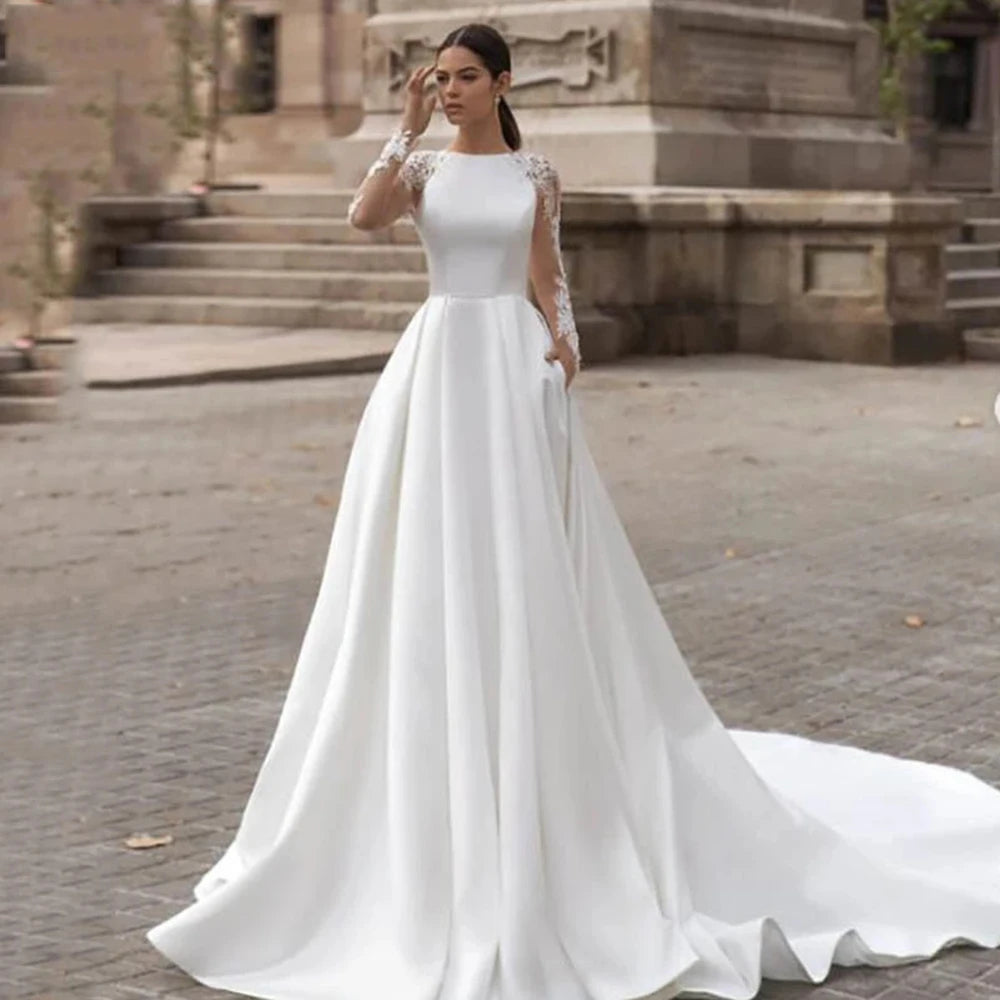 Vestido de Noiva em Cetim com Mangas Compridas e Costas Ilusão