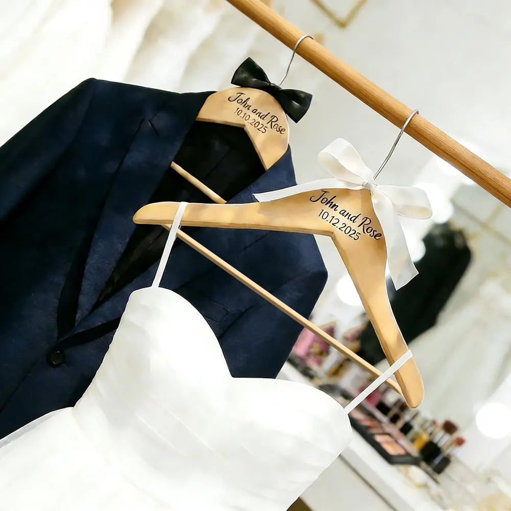 Cabide de Madeira Personalizado para Noivos – Gravado com Nome e Data do Casamento