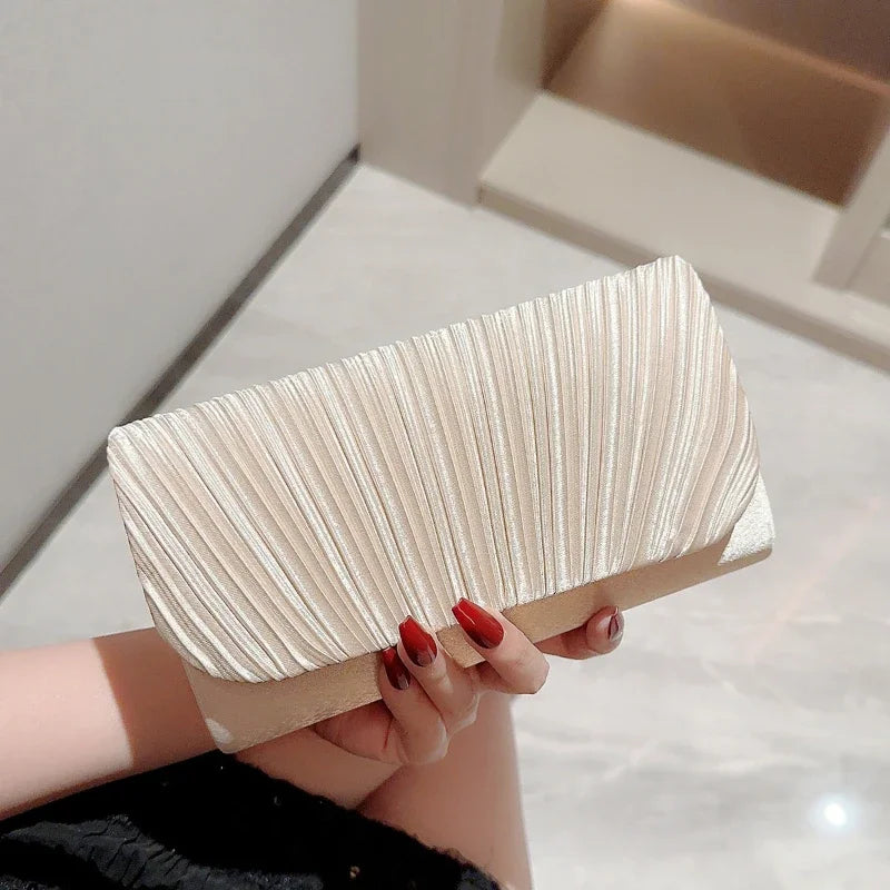 Clutch de Luxo em Cetim com Cristais