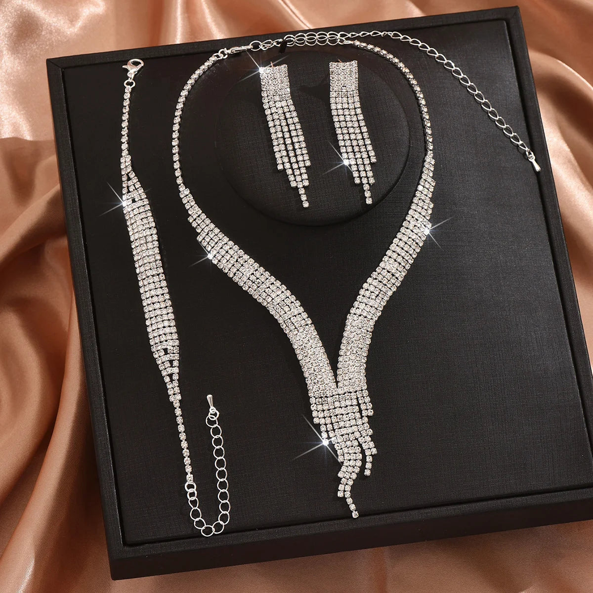 Conjunto Luxo de Noiva com Cristais – Colar de Franjas, Brincos e Pulseira