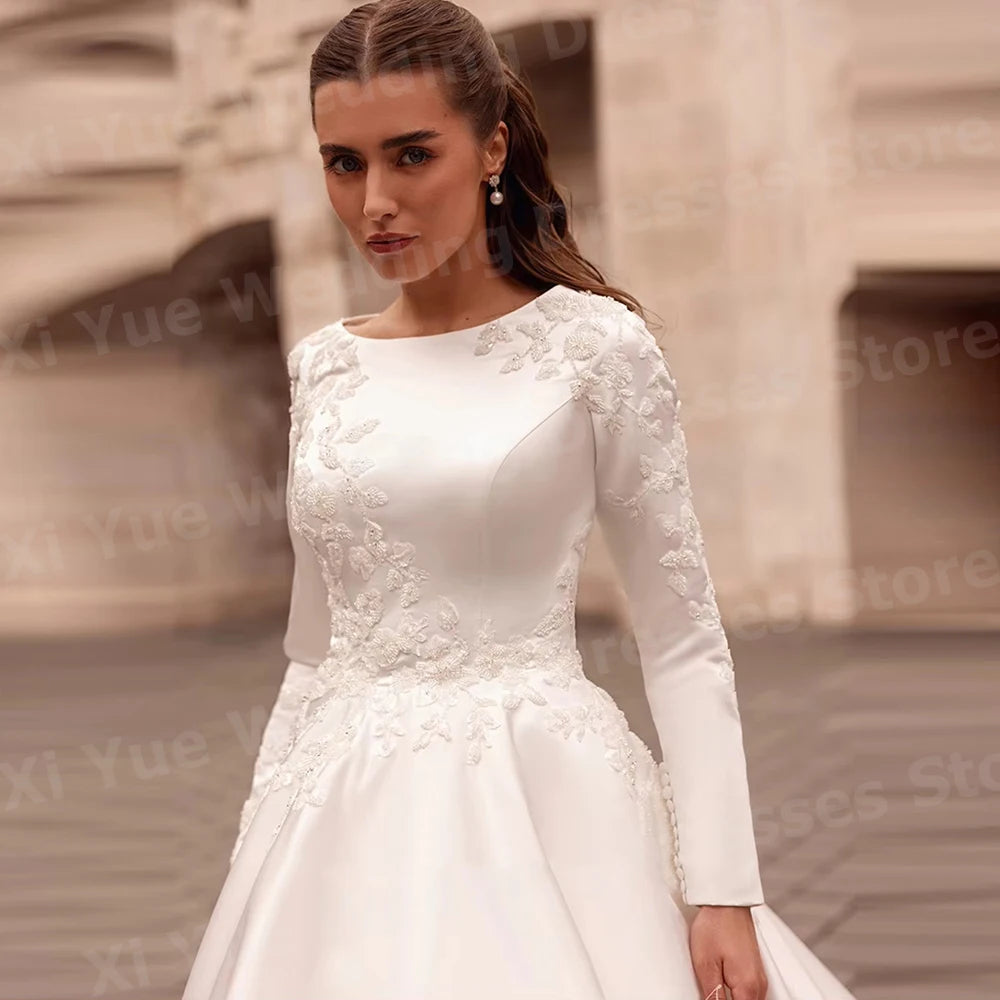 Vestido de Noiva em Cetim com Mangas Compridas e Aplicações Delicadas