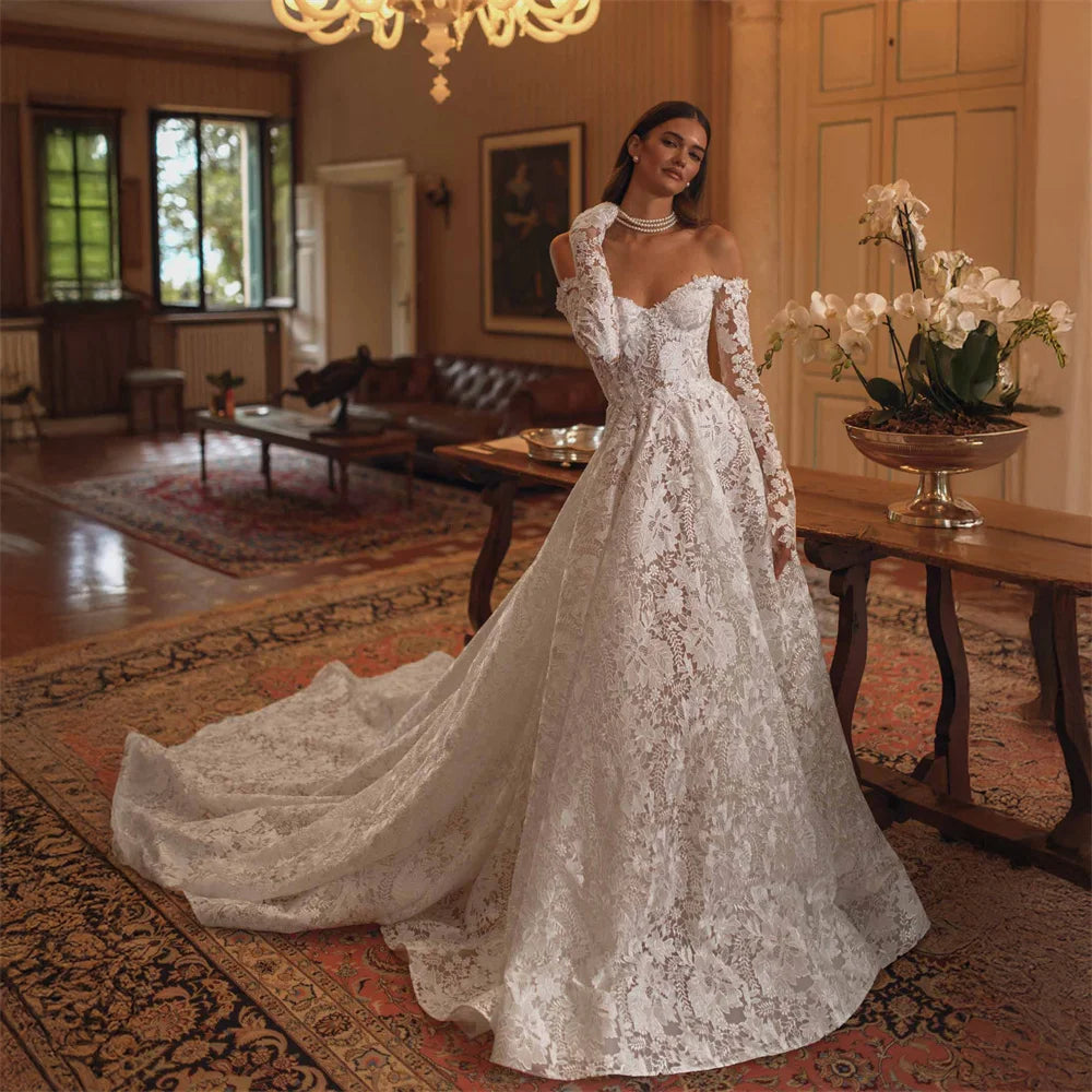 Vestido de Noiva Princesa em Tule com Ombros Descobertos e Aplicações Luxuosas