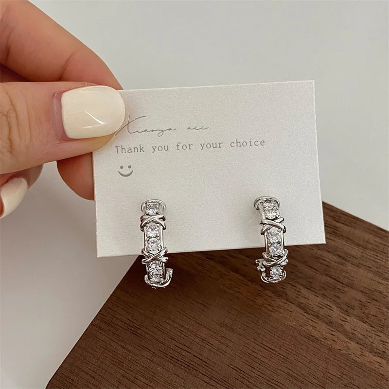 Brincos Elegantes com Zircónias e Design Cruzado