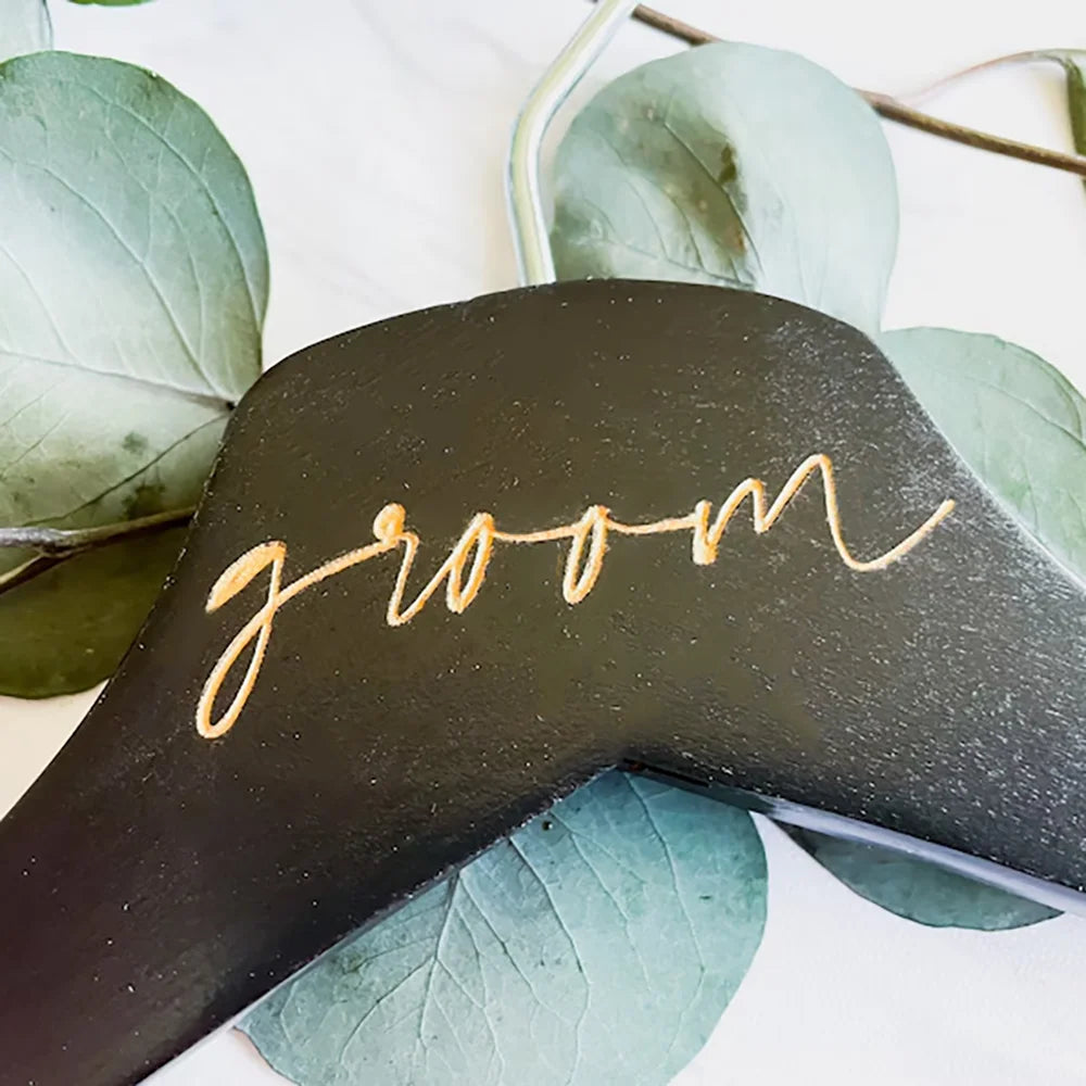 Set de 2 Cabides de Madeira para o Dia do Casamento — Noivo & Noiva