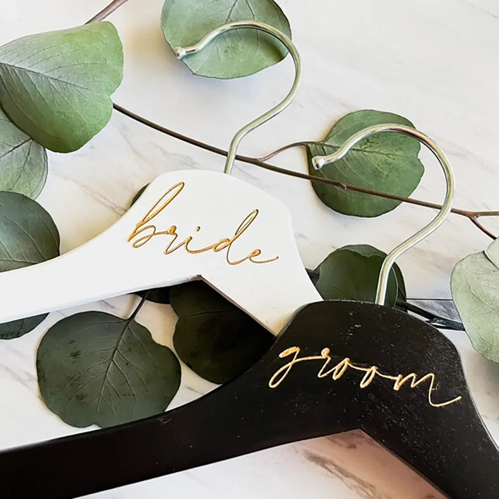 Set de 2 Cabides de Madeira para o Dia do Casamento — Noivo & Noiva