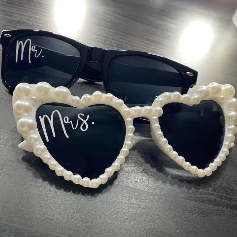 Óculos "Mr & Mrs" com Pérolas – Conjunto de 2 para Casamento e Despedida de Solteira