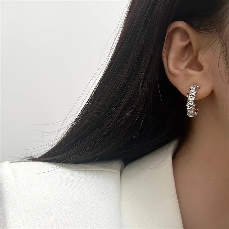 Brincos Elegantes com Zircónias e Design Cruzado