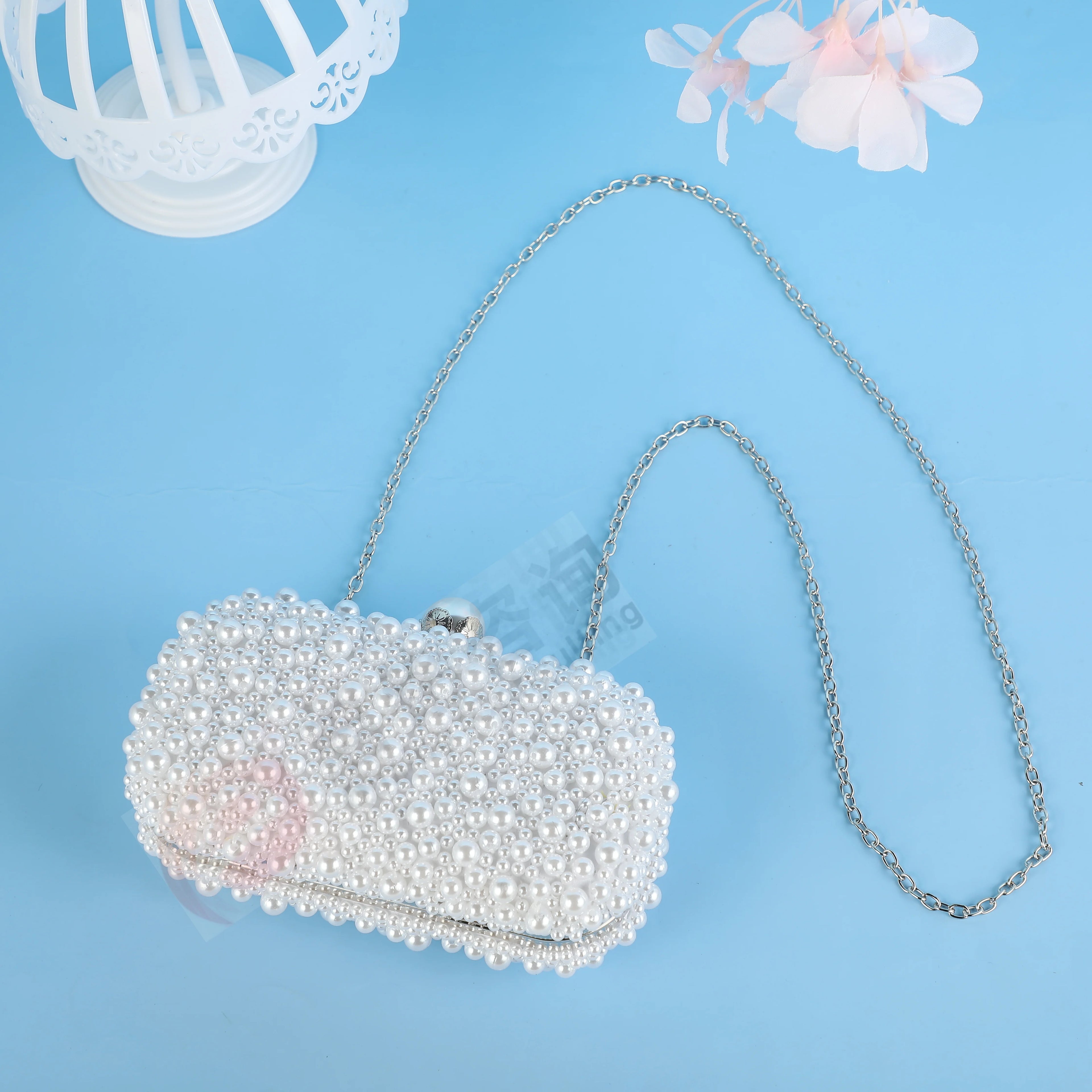 Clutch Luxo Bordada com Pérolas