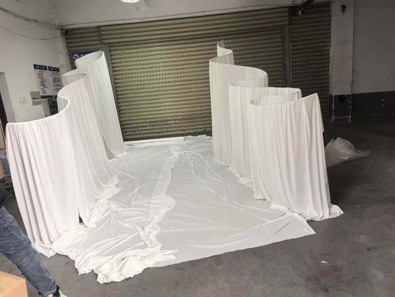 Cortina Ondulada em Metal – Fundo Decorativo em Formato S para Casamentos e Eventos
