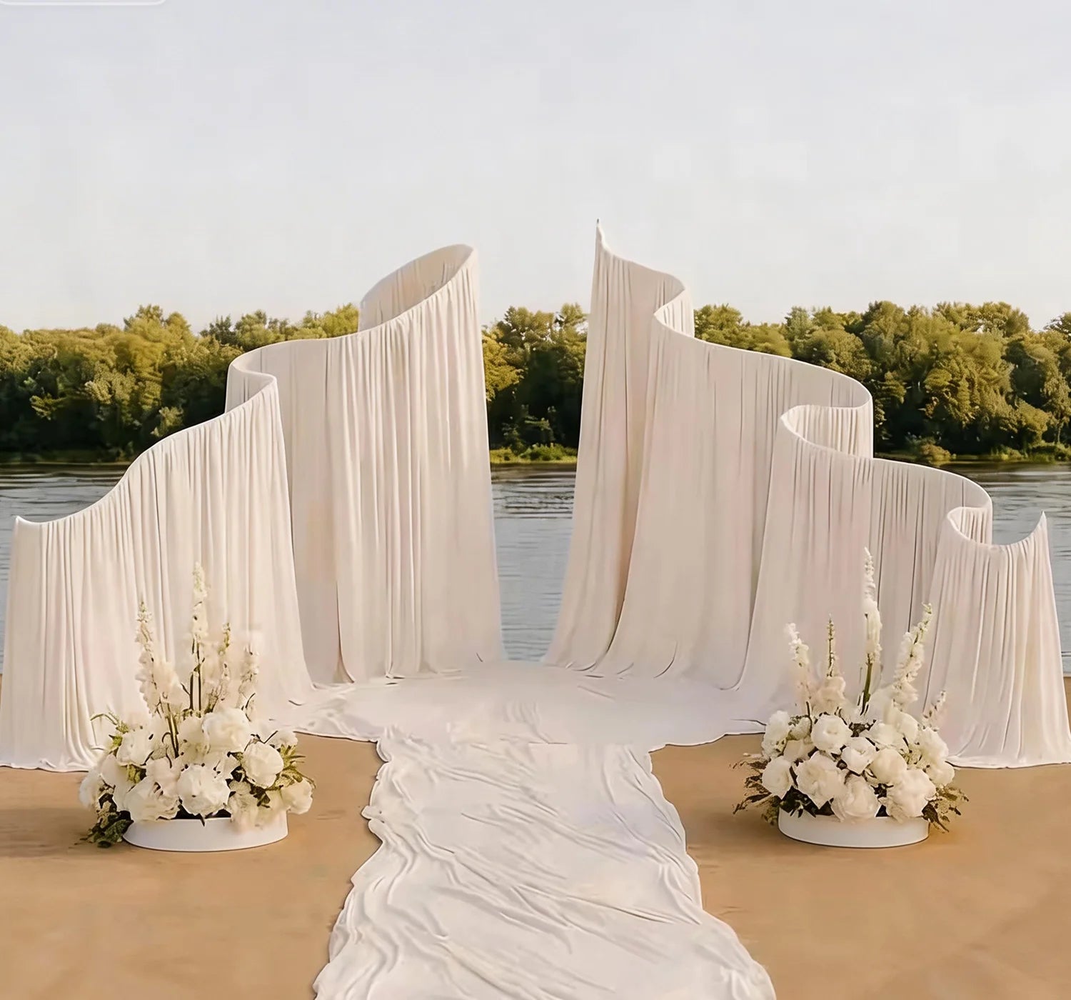 Cortina Ondulada em Metal – Fundo Decorativo em Formato S para Casamentos e Eventos