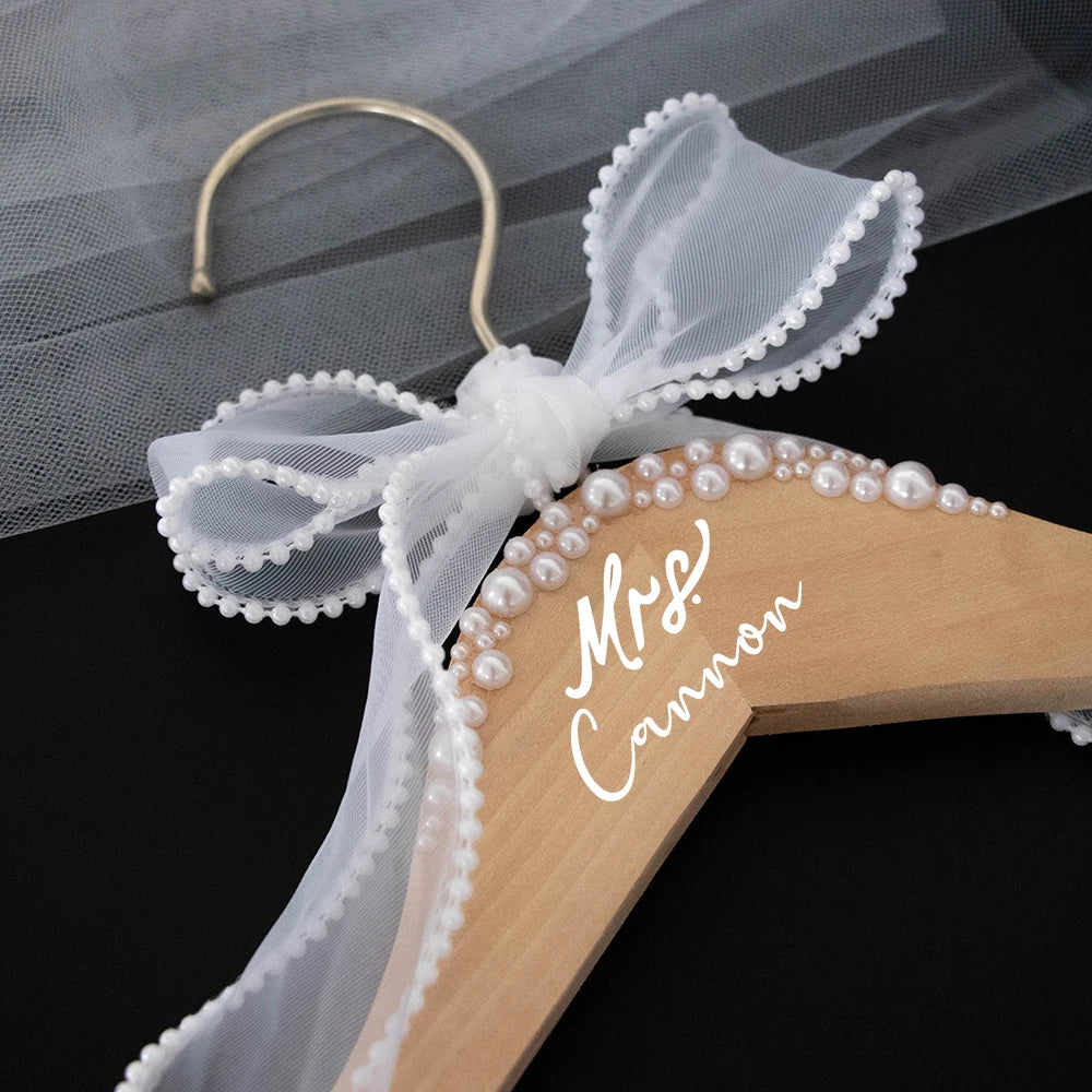 Cabide de Noiva Personalizado com Pérolas – Exclusividade para um Dia Inesquecível