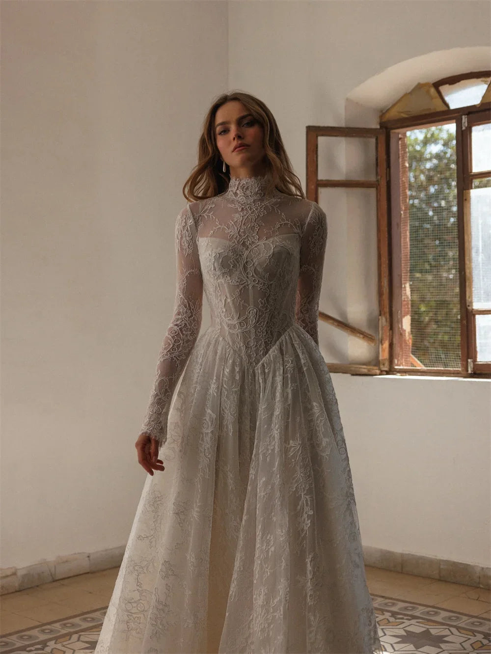 Vestido de Noiva A-Line em Renda com Gola Alta e Mangas Compridas