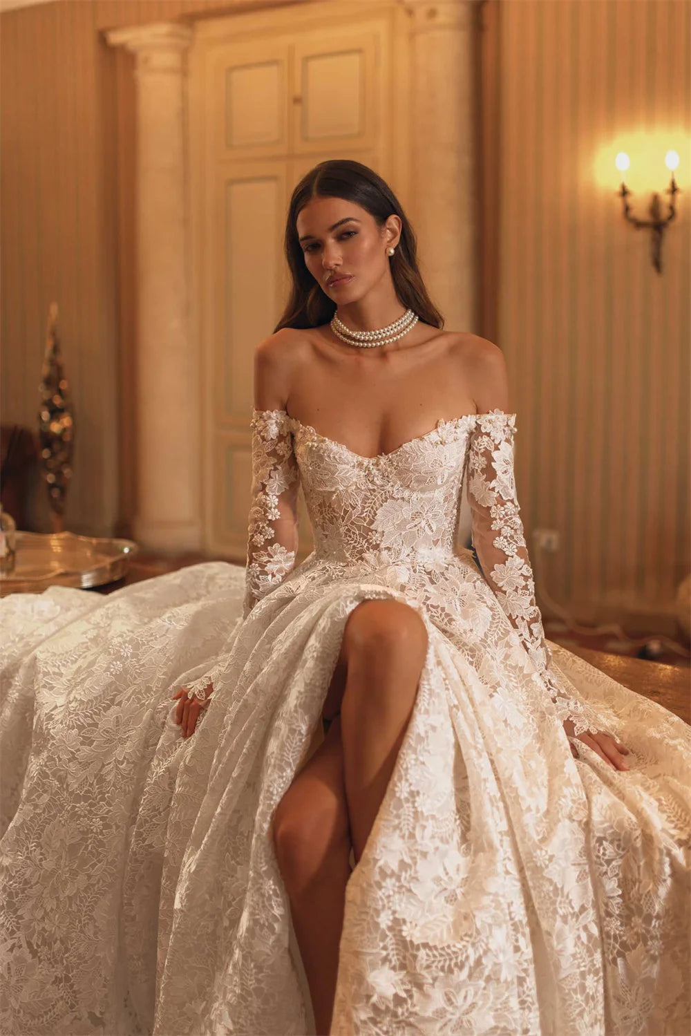 Vestido de Noiva Princesa em Tule com Ombros Descobertos e Aplicações Luxuosas