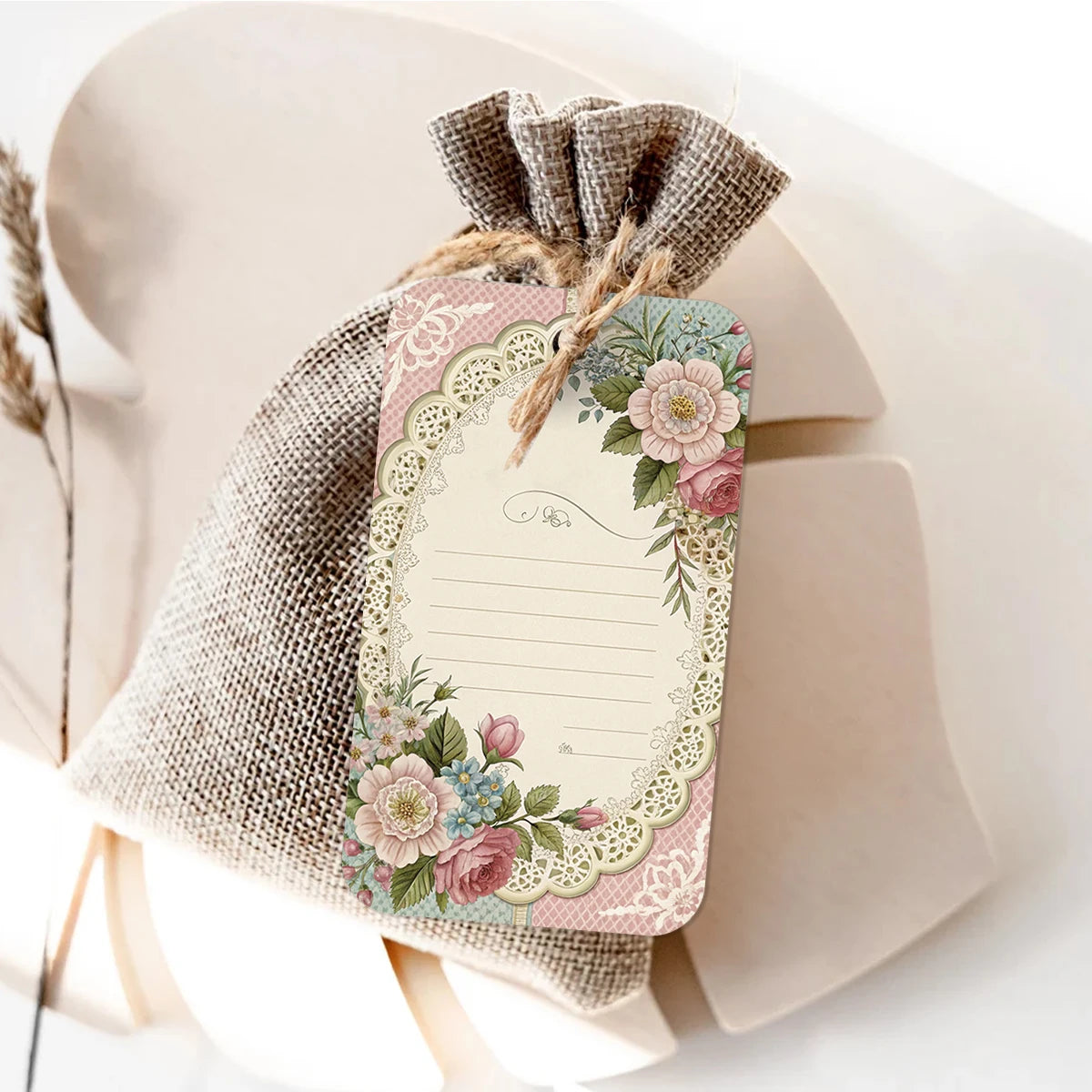 Conjunto de 50 Etiquetas Florais com Renda e Cordão – Para Lembranças de Casamento