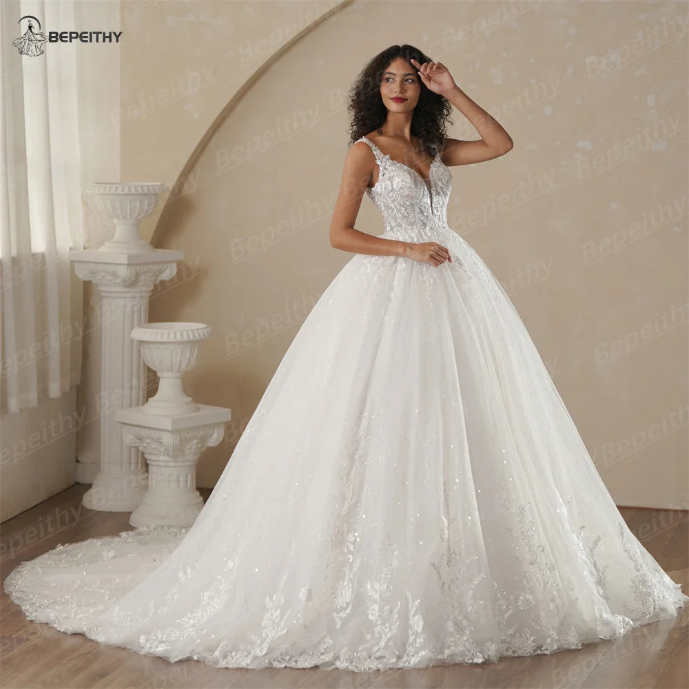Vestido de Noiva em Renda Brilhante com Decote em V e Costas Baixas
