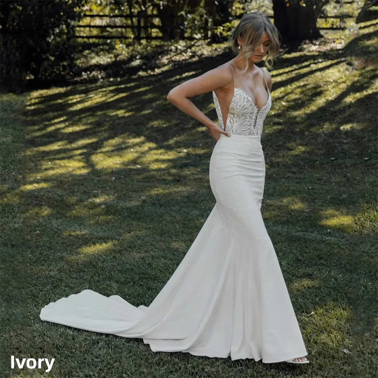 Vestido de Noiva Sereia em Renda com Costas Abertas e Alças Finas