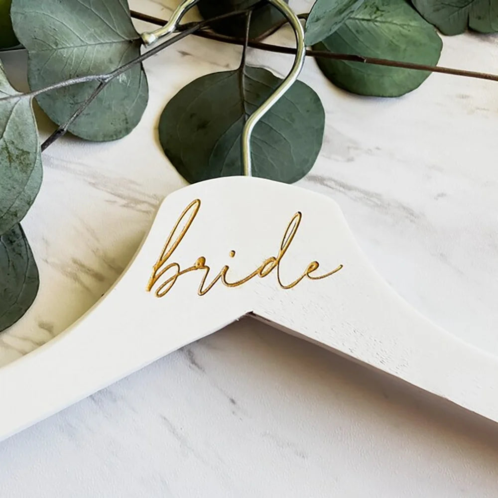 Set de 2 Cabides de Madeira para o Dia do Casamento — Noivo & Noiva