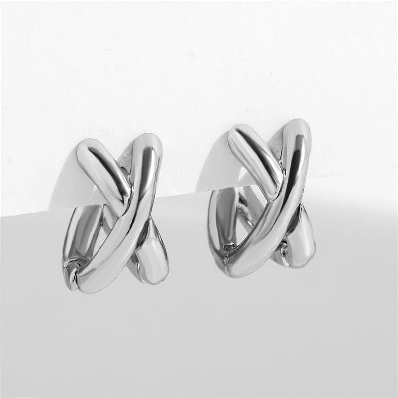 Brincos Elegantes com Zircónias e Design Cruzado