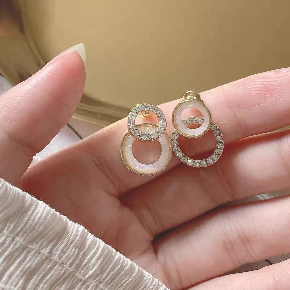 Brincos Elegantes com Zircónias e Design Cruzado