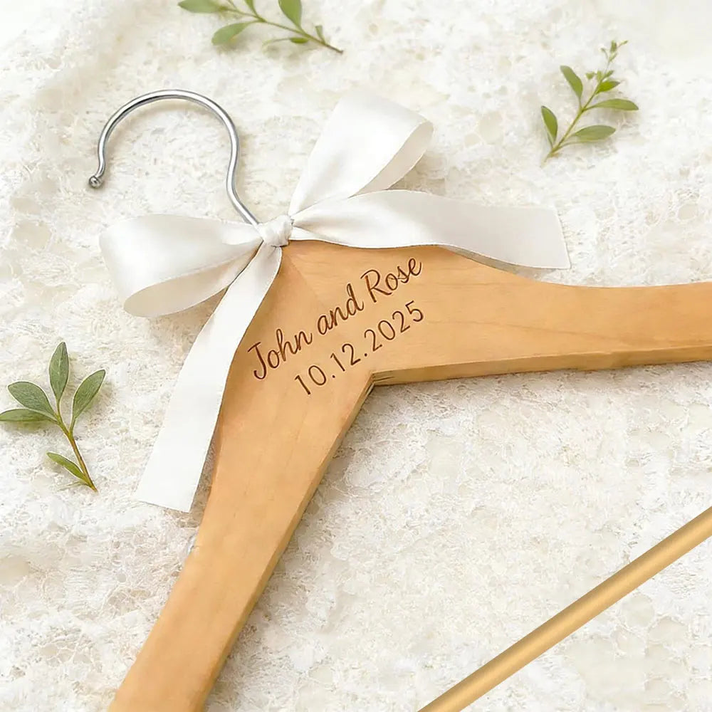 Cabide de Madeira Personalizado para Noivos – Gravado com Nome e Data do Casamento