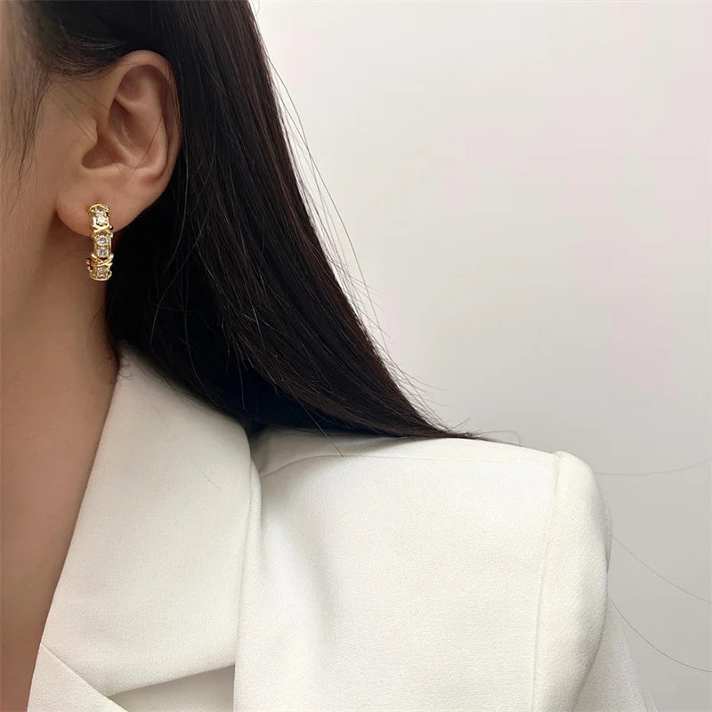 Brincos Elegantes com Zircónias e Design Cruzado