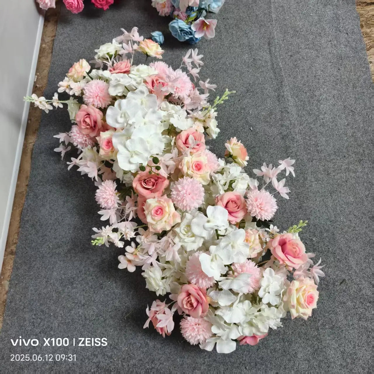 Arranjo Floral Artificial Luxo 2 m – Rosas em Seda para Mesas, Arcos e Casamentos