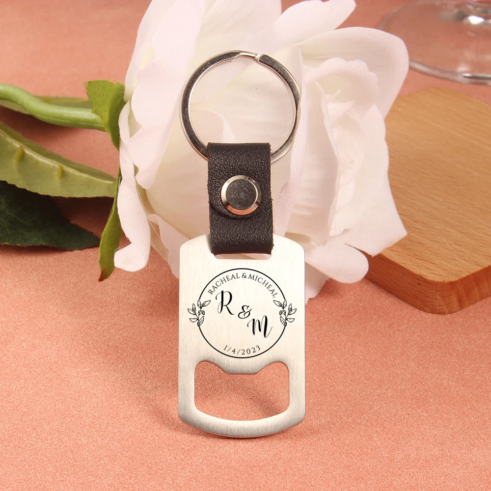 Chaveiro Abridor Personalizado em Couro e Aço – Lembrança Elegante para Casamento
