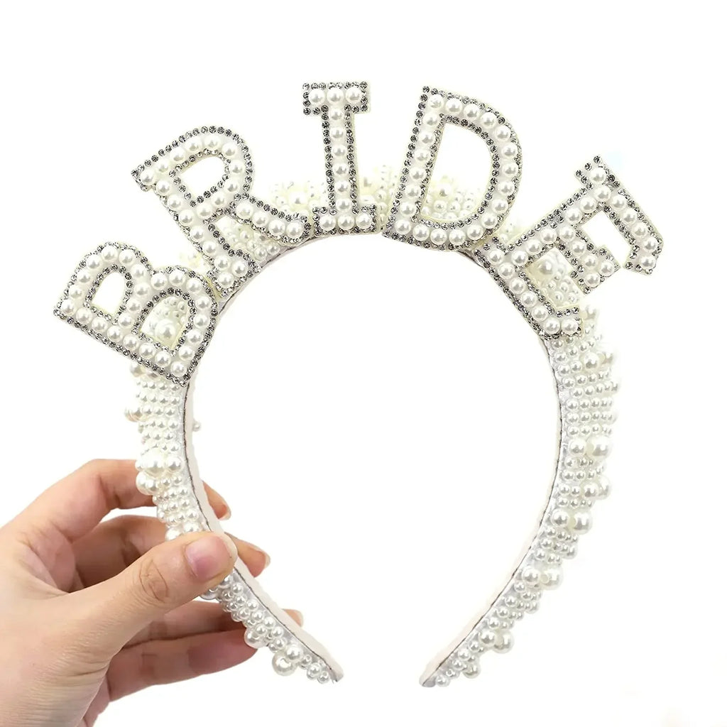 Bandolete "Bride to Be" com Pérolas – Coroa Elegante para Despedida de Solteira
