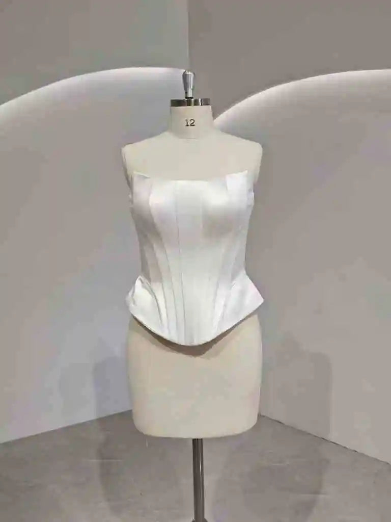 Vestido de Noiva Curto em Cetim com Corpete Corset
