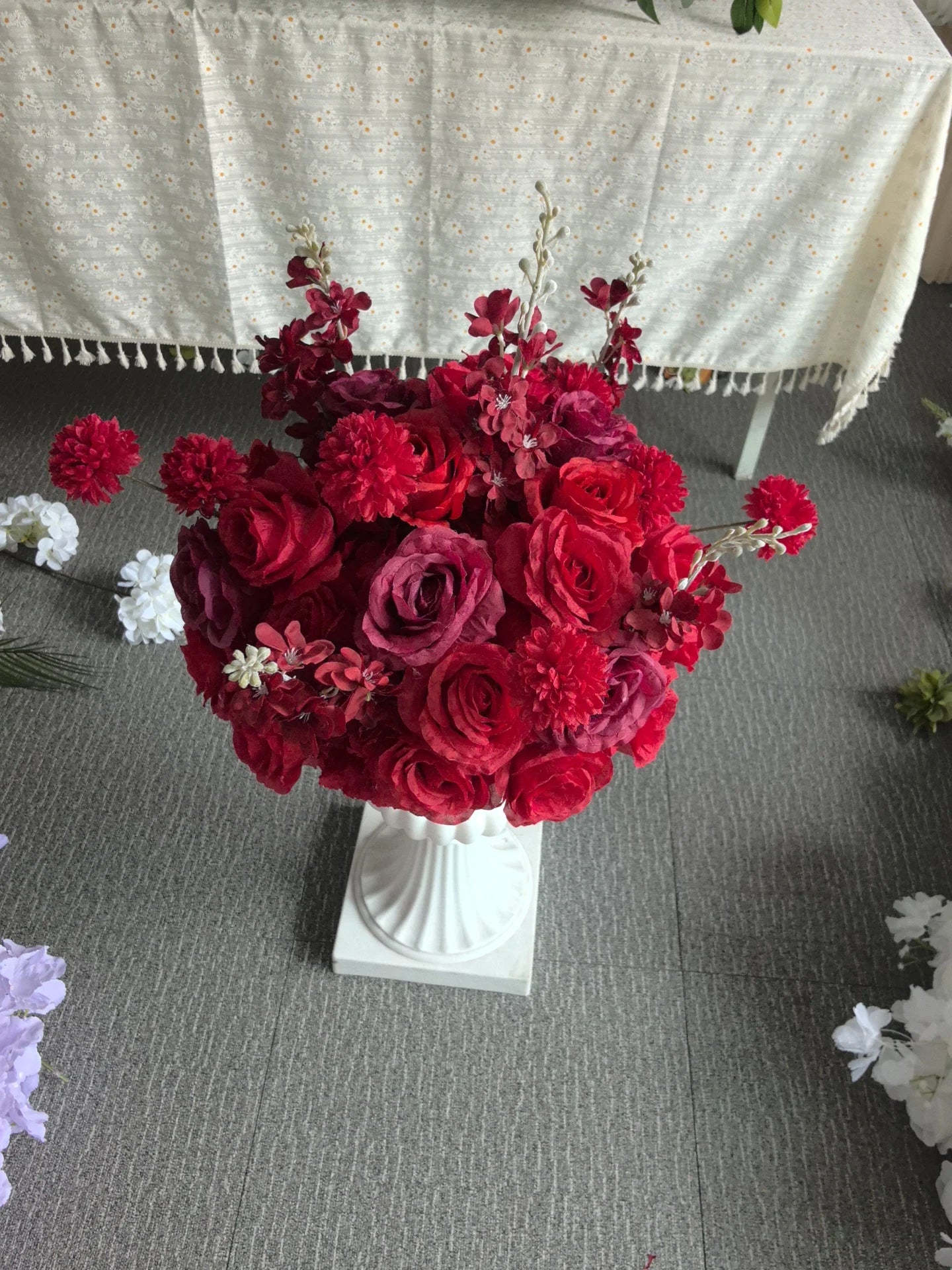 Arco Floral Artificial em Forma de Coração – Decoração Luxuosa para Casamentos