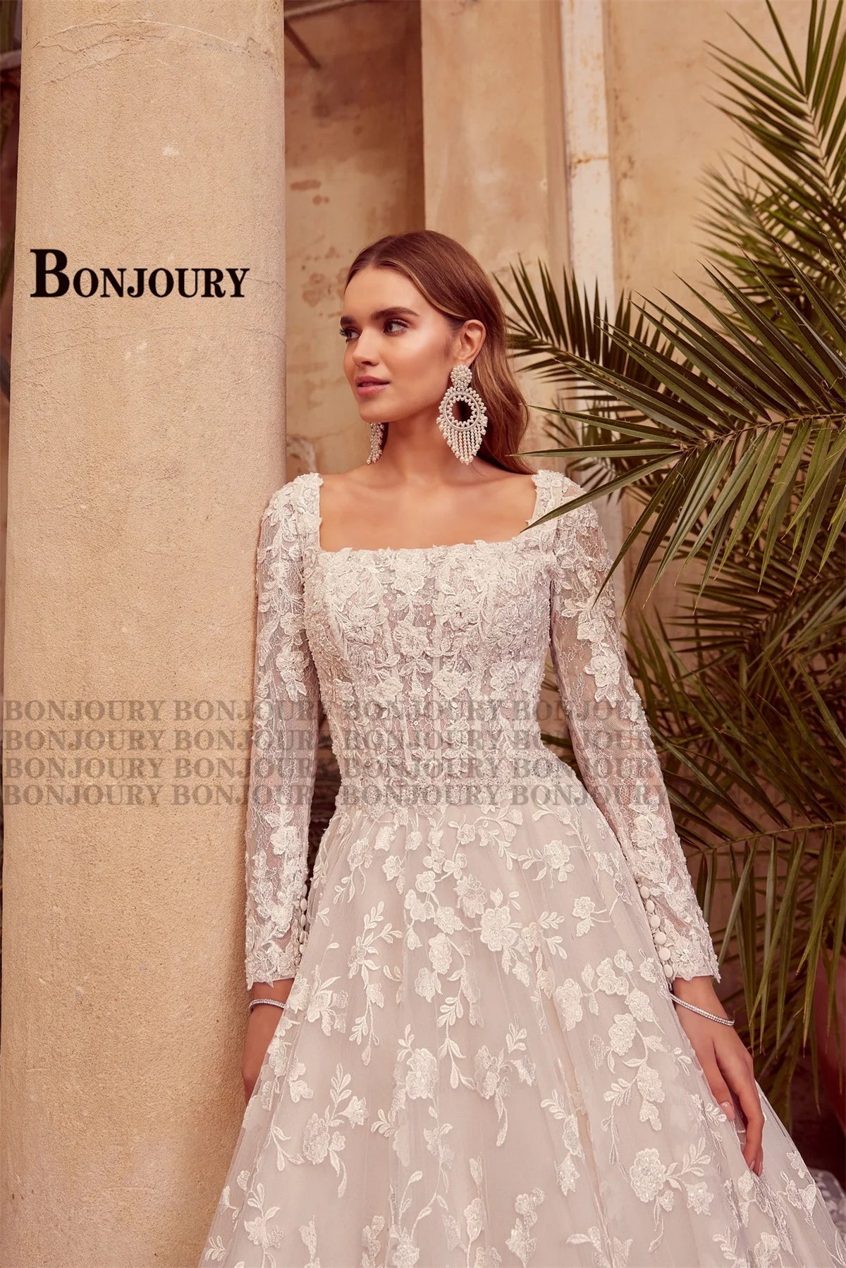 Vestido de Noiva Clássico A-Line com Decote Quadrado e Cauda Real