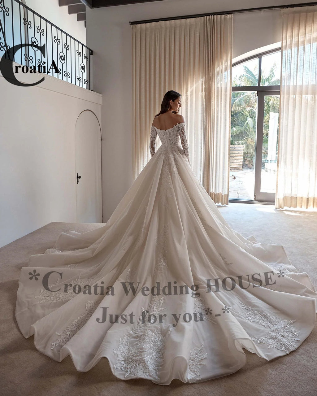 Vestido de Noiva Luxuoso em Tule com Aplicações Florais