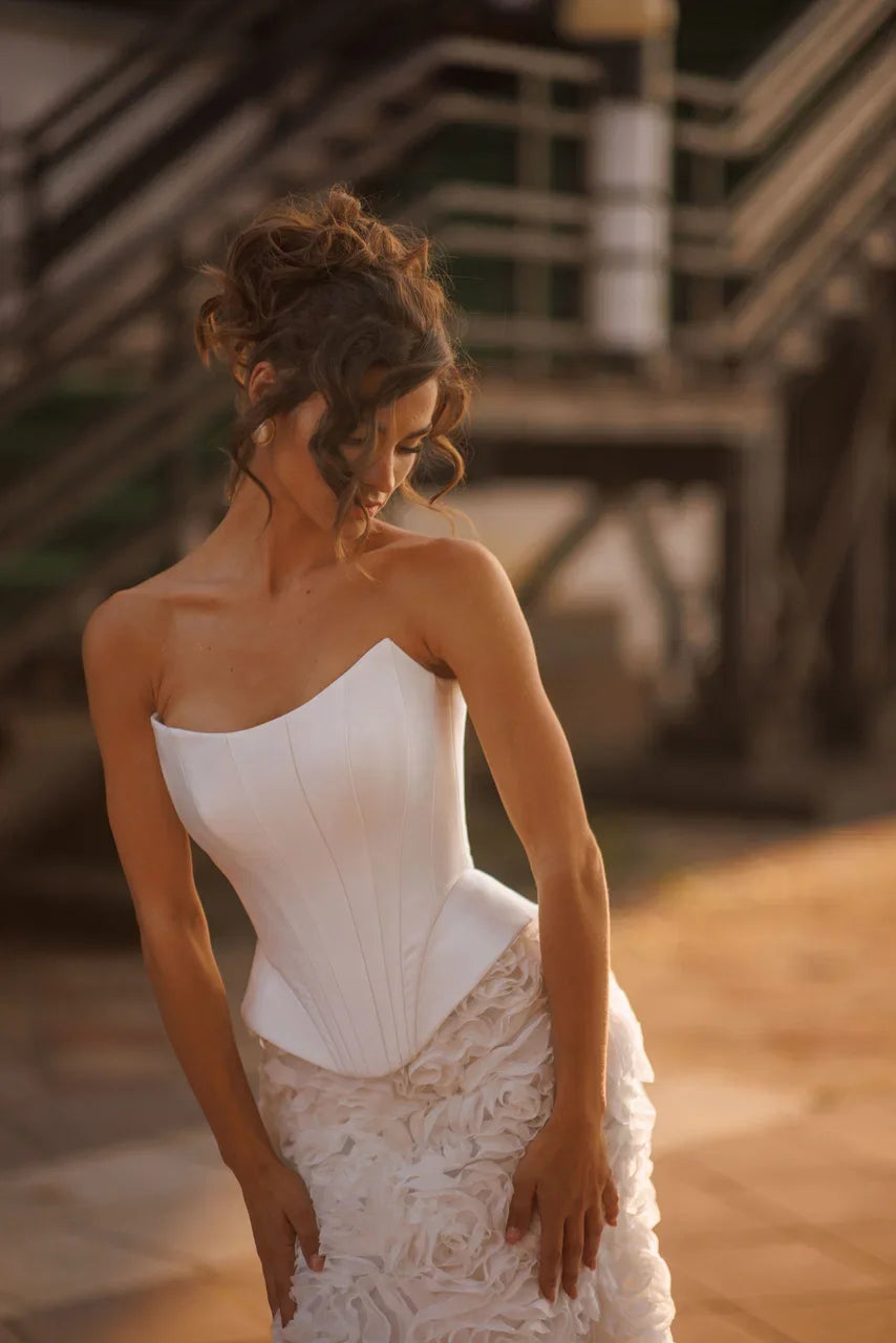 Vestido de Noiva Curto em Cetim com Corpete Corset