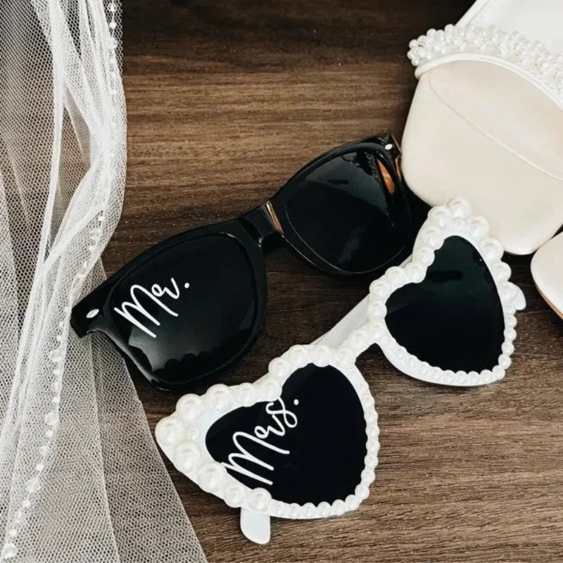 Óculos "Mr & Mrs" com Pérolas – Conjunto de 2 para Casamento e Despedida de Solteira