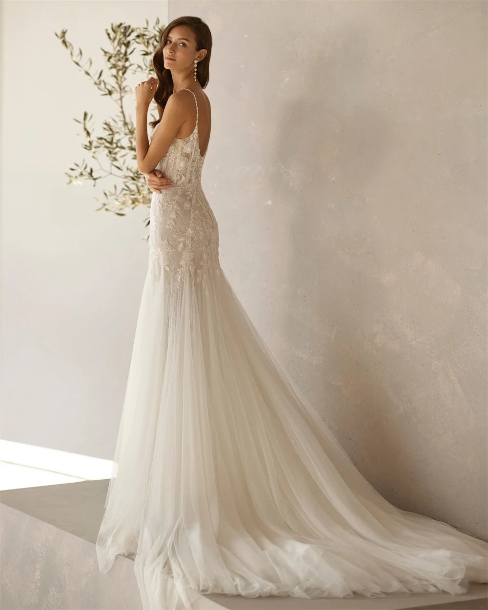 Vestido de Noiva Kyoto Sereia em Renda com Aplicações Florais e Alças Delicadas