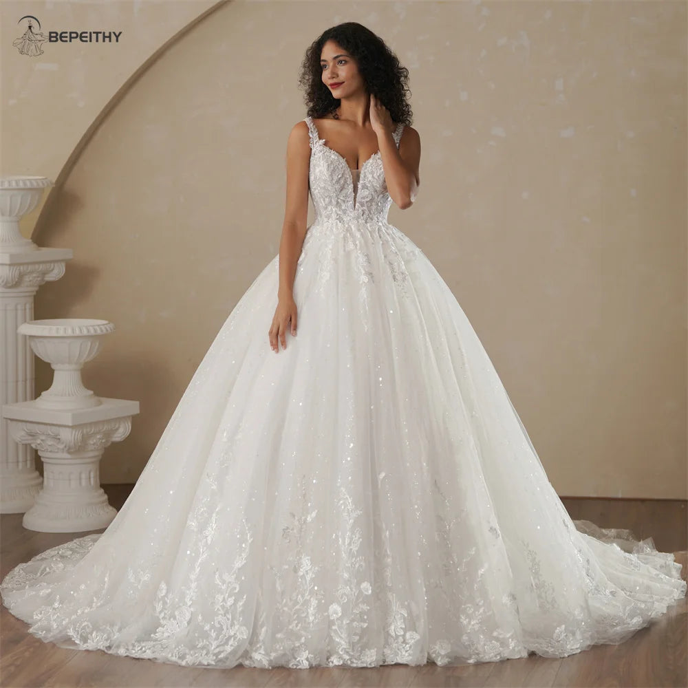 Vestido de Noiva em Renda Brilhante com Decote em V e Costas Baixas